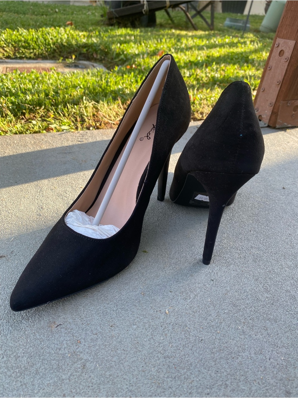 Classic Black Pointed-Toe Women's Pumps - Picture 2 of 3